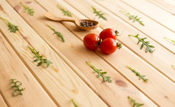 Três tomates colher de madeira com especiarias em um fundo de madeira — Fotografia de Stock