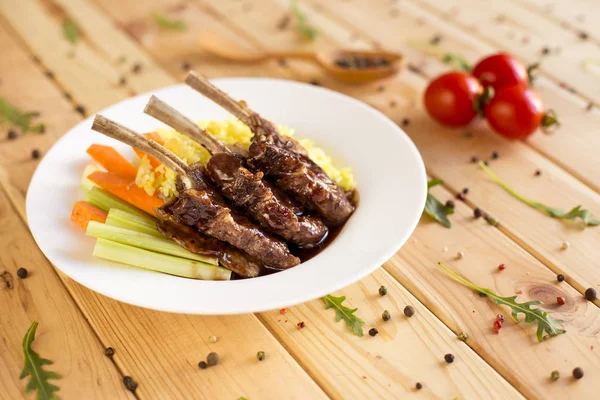 Gourmet costillas a la parrilla y se levantan en plato blanco — Foto de Stock