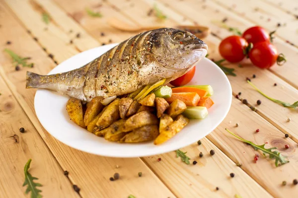 Dorado cozido com batatas e legumes — Fotografia de Stock