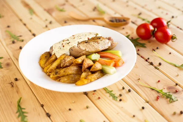 Delicioso pedazo de salsa cremosa derretida de pavo — Foto de Stock