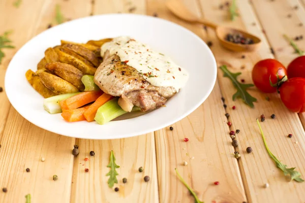 Bélszín zöldségek egy fehér tányérra, Törökország. Fából készült háttér — Stock Fotó
