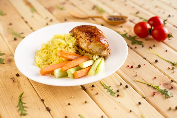 Egy tányérra, és néhány ízletes és egészséges zöldség csirke filé — Stock Fotó