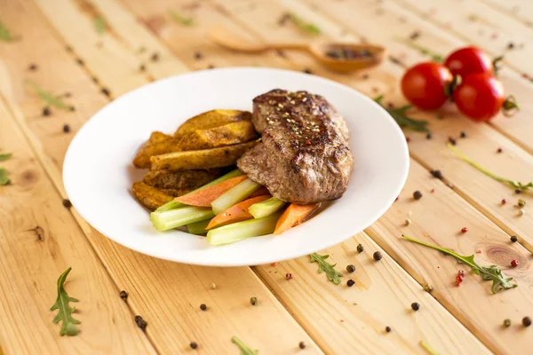 Szeletelt steak grillezett. Szemközti nézet — Stock Fotó