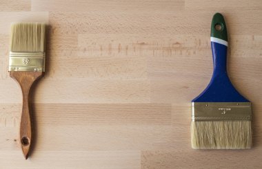 Ahşap arka plan üzerinde iki boya fırçası