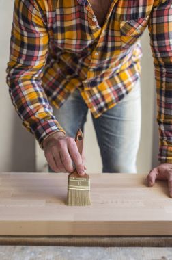 Bir fırça ahşap yüzey üzerinde tutarak, dış etkiler için ahşap koruma ve ayrışma ressam