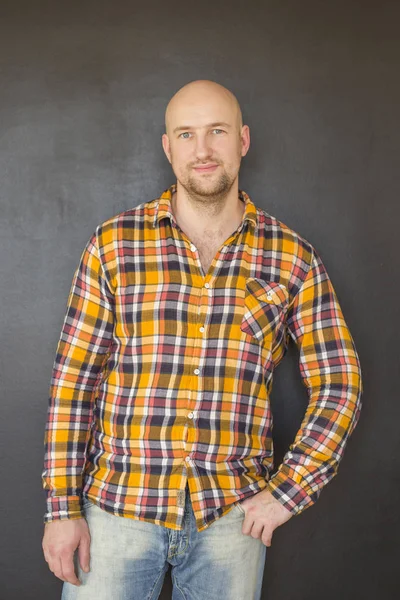Attraktiver Glatzkopf im karierten Hemd — Stockfoto