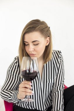 genç kadın bir şarap gözlük ile mutfakta