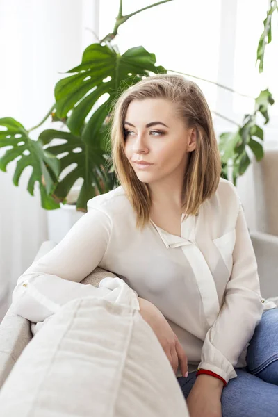 Vrouw ontspannen op een sofa na het werk thuis. Vergadering in de woonkamer — Stockfoto