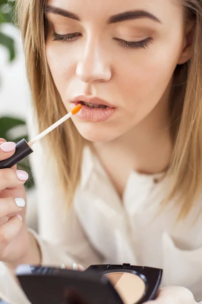 Módní portrét krásné ženy s lipcare Stick. Closeup žena — Stock fotografie