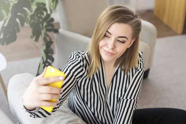 Close-up van portret van een mooie jonge vrouw een selfie te nemen terwijl u ontspant op de sofa thuis — Stockfoto