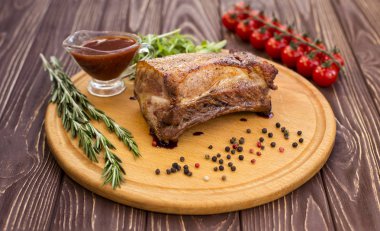 Domuz soslu ahşap arka plan üzerinde