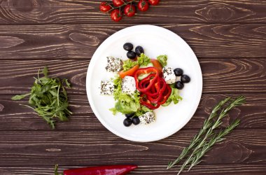 Baharat, salatalık ve peynir ile iştah açıcı Yunan salatası. Yukarıdan görüntüleyin. Metniniz için boş alanı