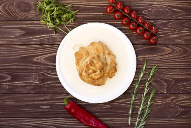 Puf böreği krem sos. Yukarıdan görüntüleyin. Metniniz için boş alan