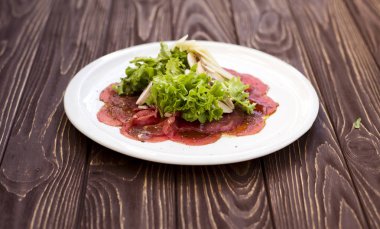 Carpaccio marul ve parmesan ile beyaz plaka restoran servis. Yakın çekim görünümü