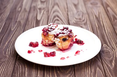 Çilek plaka ile lezzetli puf böreği