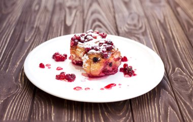 Lezzetli tatlı, plaka üzerinde taze frambuaz