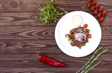 Orta pişmiş sebze ile sığır eti. Üstten Görünüm, metniniz için boş alan