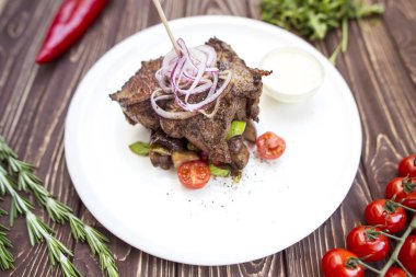 Eti biftek sebze ve krema sos ile. Ahşap bir arka plan üzerinde