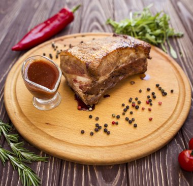 Domuz etinin bir ahşap dostichke büyük parçası. Restoran Menü et için fotoğraf