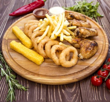 Peynirli çubuk ve soğan halkası. Aperatifler için bir bira tablo kümesi