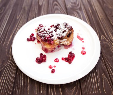 Çilek puf böreği pasta ahşap tablo