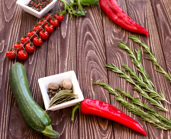 Gesunde Ernährung Hintergrund. Vegetarische Kost, Bio-Kost. Gemüse auf Holz. — Stockfoto