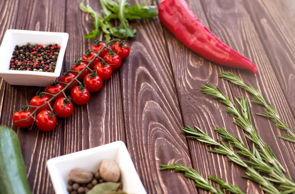 Gesunde Kochzutaten und Kopierraum. Gemüse und Kräuter für Salat — Stockfoto