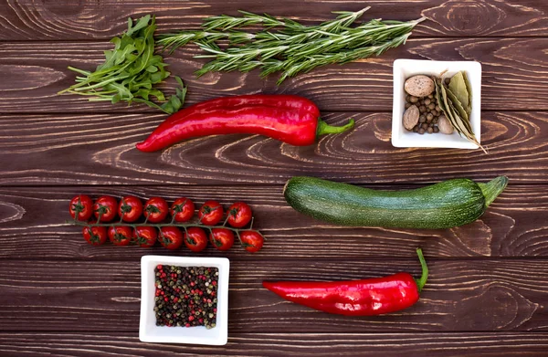 Varias especias y verduras sobre fondo de madera — Foto de Stock