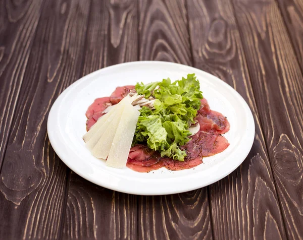 Aperitivo de carne sobre fondo de madera —  Fotos de Stock