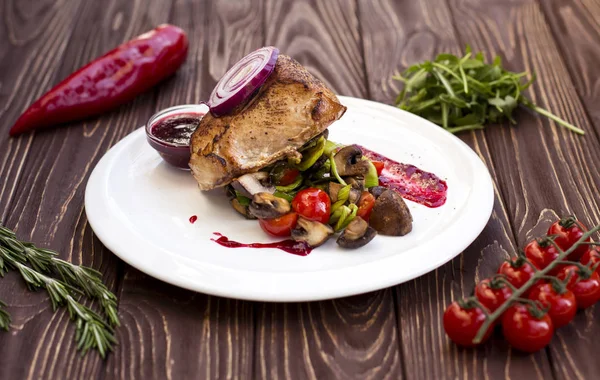 Grillezett hús vacsora fehér tányérra. Főtt marha steak, zöldségek, friss rozmaringgal — Stock Fotó