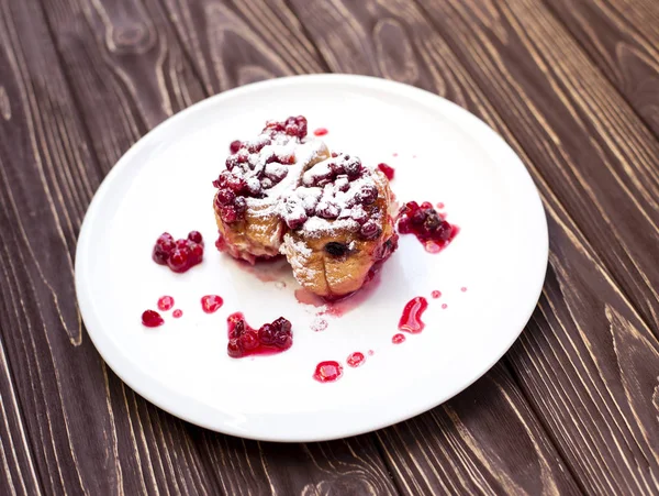 Delizioso dessert di bacche su un piatto bianco su un tavolo di legno — Foto Stock