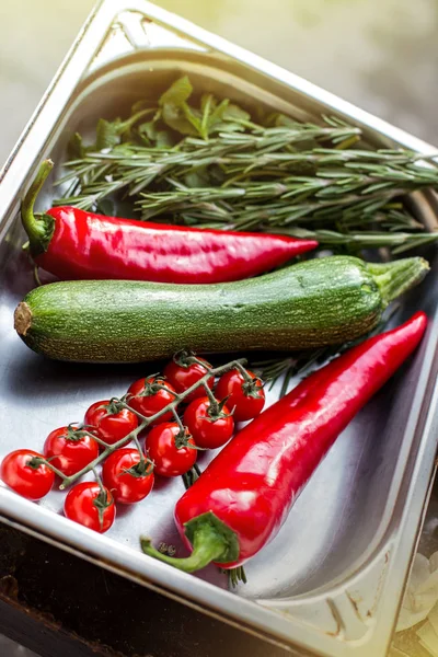 Verdure per cucinare l'insalata in una ciotola — Foto Stock