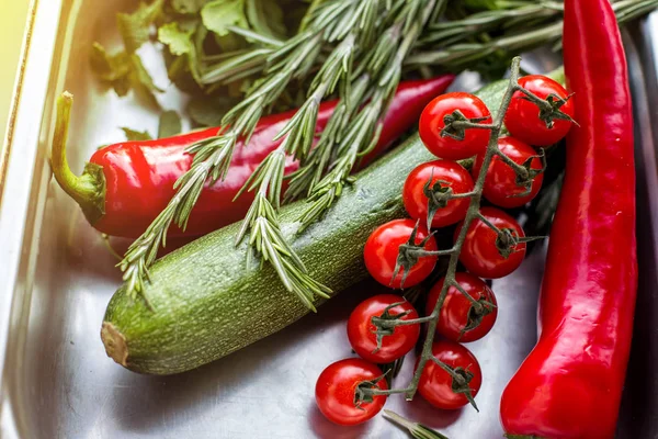 Tomates cherry y otros ingredientes para preparar deliciosos platos —  Fotos de Stock