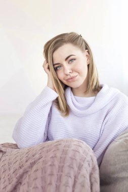 Sarışın kadın kanepe döşeme