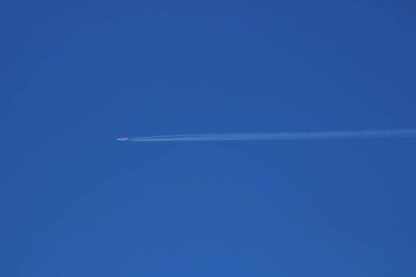 Uzun boylu bir uçak ve beyaz bir parça 