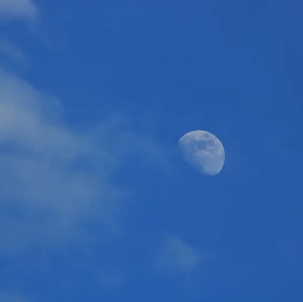 Луна во второй половине дня — стоковое фото