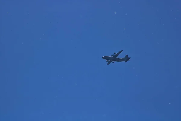Ryska militära transportflygplan i himlen — Stockfoto