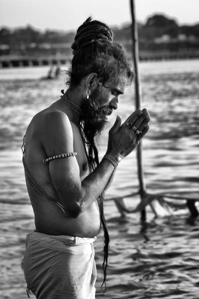 Een heilige yoga sadhoe in gebed in de Ganges rivier bij Maha Kumbh Mela in Allahabad, India — Stockfoto