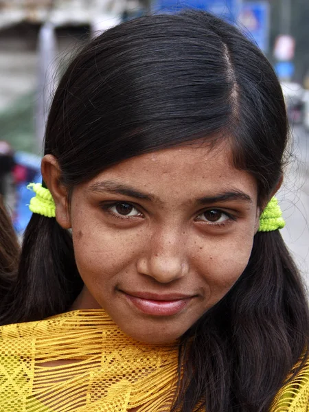 Een jong meisje uit een stedelijke sloppenwijk van New Delhi, India — Stockfoto