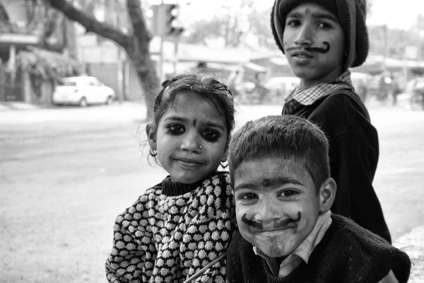 Arme kinderen een verkeer kruispunt in New Delhi, India — Stockfoto