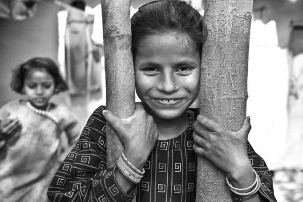 Arm meisje uit een stedelijke sloppenwijk van New Delhi, India — Stockfoto