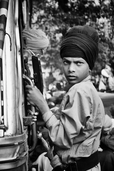Portrait d'un jeune garçon sikh nihang singh — Photo