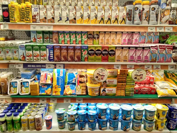 Amplia gama de alimentos y bebidas de marca en una súper tienda Imagen De Stock