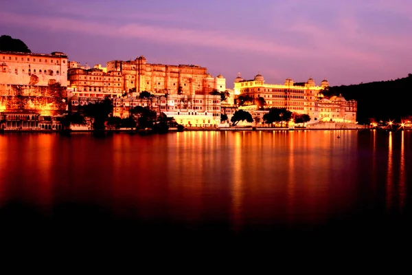 Gece Udaipur dünya şöhret güzel aydınlatılmış Şehir Sarayı.