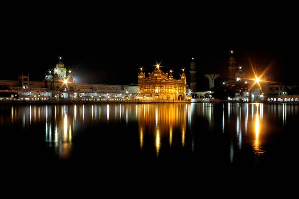 Dünya ünlü Golden Temple Amritsar, Hindistan tarafından gece