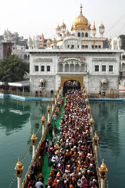Büyük rush adanmışlar, Hacılar, turistlerin ve altın Tapınak, Amritsar, Hindistan ana geçiş ziyaretçi