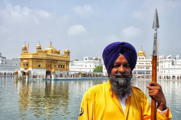 Bir Sih ile ünlü altın tapınak içinde Amritsar, Punjab bileşik içinde mavi Türban üniforma içinde korumak