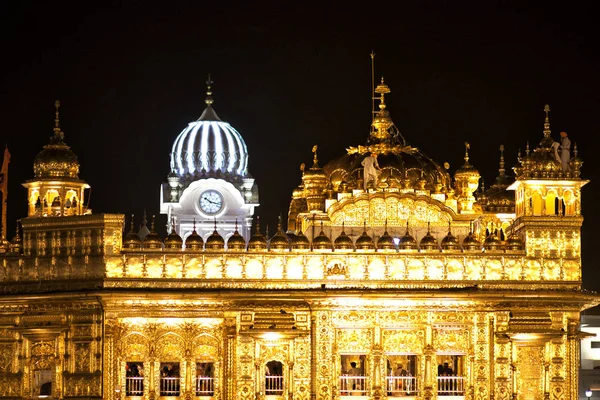 Dünya ünlü altın Tapınak, Amritsar, Hindistan gece zaman altın kubbeleri