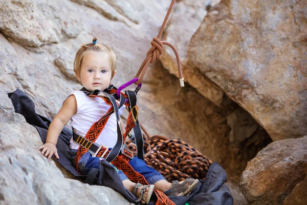 Niña sentada en el acantilado — Foto de Stock