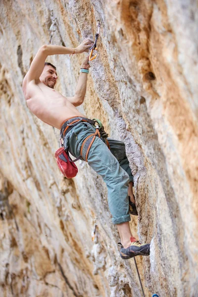 Rock climber on face of cliff — Stock Photo, Image